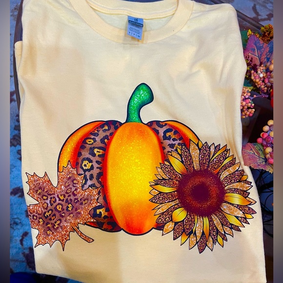 Customized graphic tee womens - Picture 1 of 2